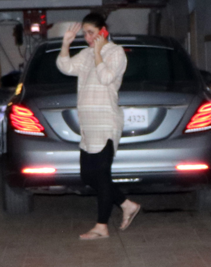 Bollywood actress Kareena Kapoor Khan flaunts her baby bump. Kareena Kapoor Khan,Kareena Kapoor Khan baby bump,Kareena Kapoor baby bump,baby bump,baby bump of Kareena Kapoor Khan,baby bump of Kareena Kapoor,Kareena Kapoor,Kareena Kapoor pics,Kareena Kapoor images,Kareena Kapoor photos,Kareena Kapoor stills,Kareena