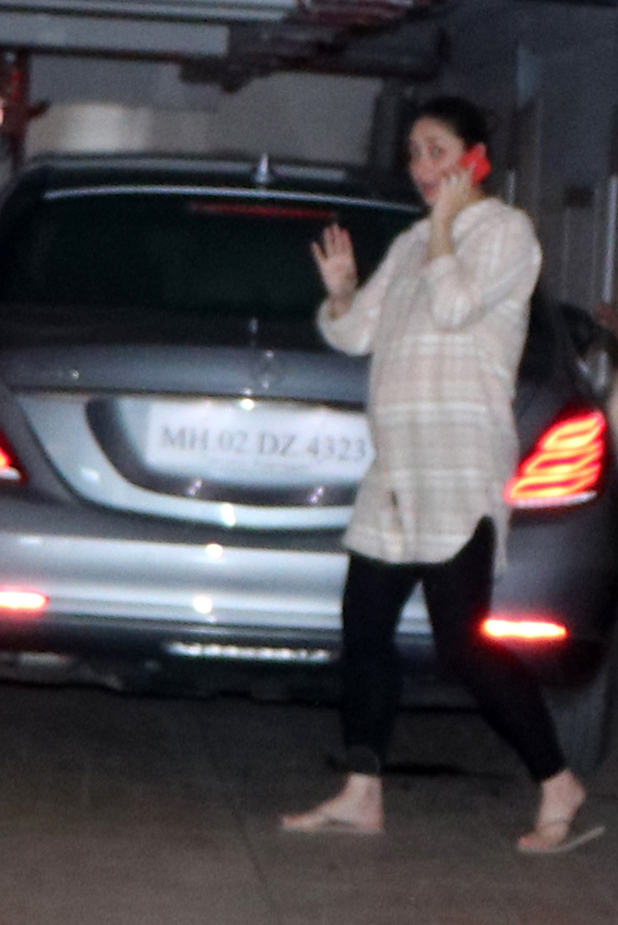 Bollywood actress Kareena Kapoor Khan flaunts her baby bump. Kareena Kapoor Khan,Kareena Kapoor Khan baby bump,Kareena Kapoor baby bump,baby bump,baby bump of Kareena Kapoor Khan,baby bump of Kareena Kapoor,Kareena Kapoor,Kareena Kapoor pics,Kareena Kapoor images,Kareena Kapoor photos,Kareena Kapoor stills,Kareena