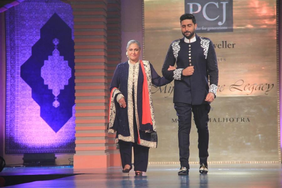 Abhishek Bachchan with mother Jaya Mijwan 2015,Sonam Kapoor,Sonakshi Sinha,abhishek bachchan,Amitabh Bachchan,shabana azmi,manish malhotra,fashion show,photos