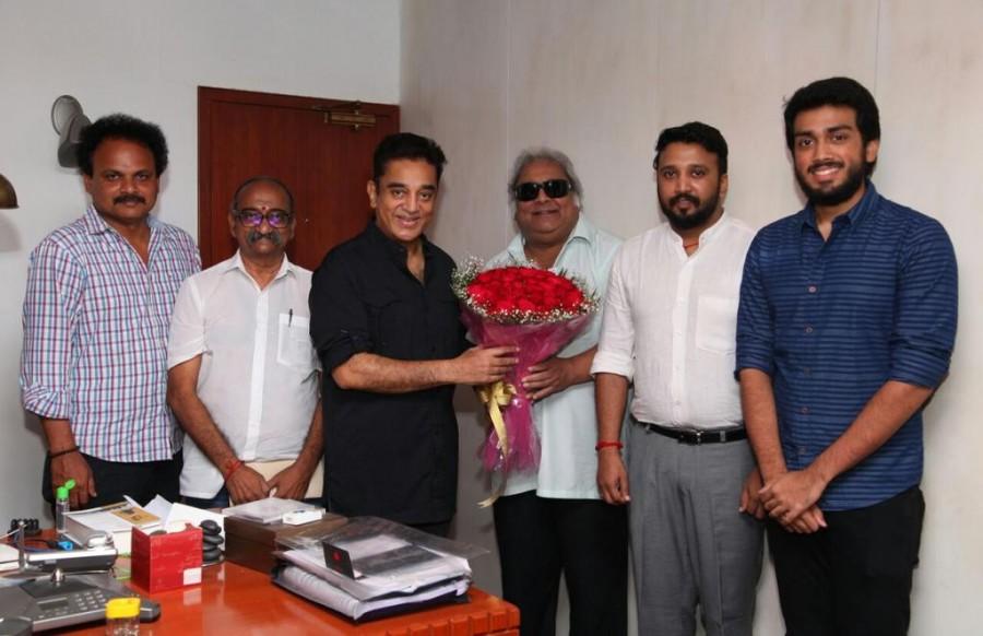 Celebs like Suriya, Shruti Haasan, Prabhu, Karthi, Sivakumar, Director K. S. Ravikumar met Ulaganayagan Kamal Haasan and wished him for Chevalier award. Suriya,Shruti Haasan,Prabhu,Karthi,Sivakumar,Ravikumar,Kamal Haasan,Kamal Haasan Chevalier award,Chevalier award,Chevalier,Ulaganayagan,Ulaganayagan Kamal Haasan