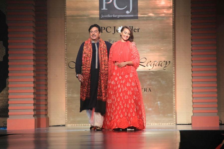 Sonakshi with dad Shatrughan Sinha Mijwan 2015,Sonam Kapoor,Sonakshi Sinha,abhishek bachchan,Amitabh Bachchan,shabana azmi,manish malhotra,fashion show,photos