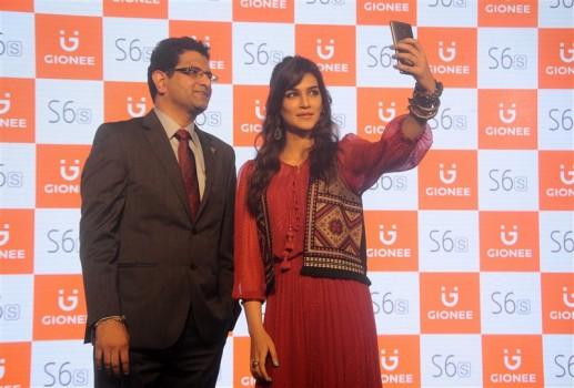 Bollywood actress Kriti Sanon launches 'Gionee' S6s Smartphone.