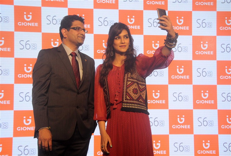 Bollywood actress Kriti Sanon launches 'Gionee' S6s Smartphone. Kriti Sanon,Kriti Sanon launches Gionee S6s,Gionee S6s Smartphone,Gionee S6s,Kriti Sanon launches Smartphone,actress Kriti Sanon,Kriti Sanon latest pics,Kriti Sanon latest images,Kriti Sanon latest photos,Kriti Sanon latest stills,Kriti Sanon latest pictu