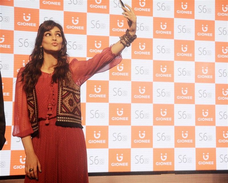 Bollywood actress Kriti Sanon launches 'Gionee' S6s Smartphone. Kriti Sanon,Kriti Sanon launches Gionee S6s,Gionee S6s Smartphone,Gionee S6s,Kriti Sanon launches Smartphone,actress Kriti Sanon,Kriti Sanon latest pics,Kriti Sanon latest images,Kriti Sanon latest photos,Kriti Sanon latest stills,Kriti Sanon latest pictu