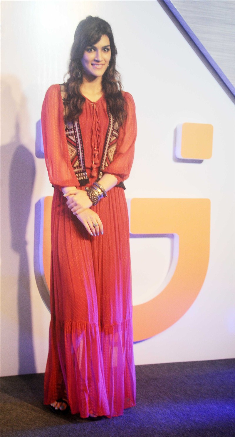 Bollywood actress Kriti Sanon launches 'Gionee' S6s Smartphone. Kriti Sanon,Kriti Sanon launches Gionee S6s,Gionee S6s Smartphone,Gionee S6s,Kriti Sanon launches Smartphone,actress Kriti Sanon,Kriti Sanon latest pics,Kriti Sanon latest images,Kriti Sanon latest photos,Kriti Sanon latest stills,Kriti Sanon latest pictu