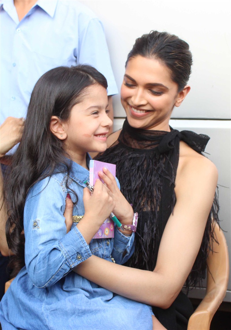 Bollywood actress Deepika Padukone spotted at Mehboob Studio in Bandra, Mumbai. Deepika Padukone,Deepika Padukone spotted at Mehboob Studio,Deepika Padukone at Mehboob Studio,Deepika Padukone spotted at Bandra,actress Deepika Padukone,Deepika Padukone latest pics,Deepika Padukone latest images,Deepika Padukone latest stills,Deepika P