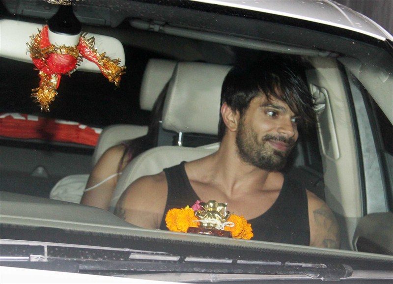 Bollywood actress Bipasha Basu and Karan Singh Grover spotted in Juhu. Bipasha Basu and Karan Singh Grover,Bipasha Basu,Karan Singh Grover,Bipasha Basu spotted in Juhu,Karan Singh Grover spotted in Juhu,Bipasha Basu latest pics,Bipasha Basu latest images,Bipasha Basu latest photos,Bipasha Basu latest stills,Bipasha Basu late