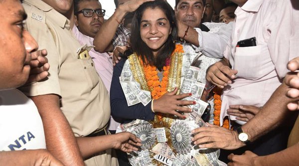 Rio 2016 Olympics bronze medalist wrestler Sakshi Malik was accorded a grand welcome by people and the state government as the motorcade carrying her entered Haryana on Wednesday.