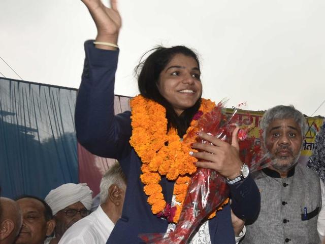 Rio 2016 Olympics bronze medalist wrestler Sakshi Malik was accorded a grand welcome by people and the state government as the motorcade carrying her entered Haryana on Wednesday. Olympics bronze medalist Sakshi Malik,bronze medalist Sakshi Malik,Sakshi Malik,Sakshi Malik gets Grand welcome in Haryana,Sakshi Malik reaches Haryana,Sakshi Malik pics,Sakshi Malik images,Sakshi Malik photos,Sakshi Malik stills,Sakshi Malik pictures