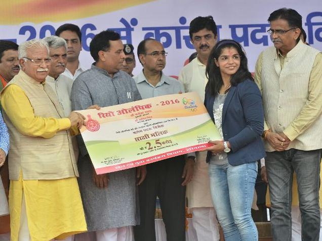 Rio 2016 Olympics bronze medalist wrestler Sakshi Malik was accorded a grand welcome by people and the state government as the motorcade carrying her entered Haryana on Wednesday. Olympics bronze medalist Sakshi Malik,bronze medalist Sakshi Malik,Sakshi Malik,Sakshi Malik gets Grand welcome in Haryana,Sakshi Malik reaches Haryana,Sakshi Malik pics,Sakshi Malik images,Sakshi Malik photos,Sakshi Malik stills,Sakshi Malik pictures