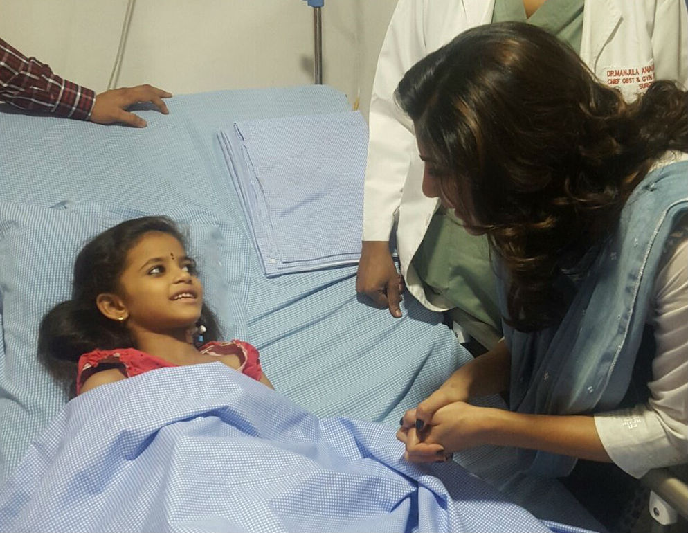 South Indian actress Samantha Ruth Prabhu meets J.C.G Bhavani (Chandhini), 5yr old girl who lost her left leg in a road accident when she was 1yr old. Chandini was recently admitted to MaxCure Hospitals in Hyderabad for a disarticulation which enable her to walk using an artificial limb. Samantha meets Bhavani,Samantha meets Chandhini,Samantha Ruth Prabhu,Samantha latest pics,Samantha latest images,Samantha latest photos,Samantha latest stills,Samantha latest pictures