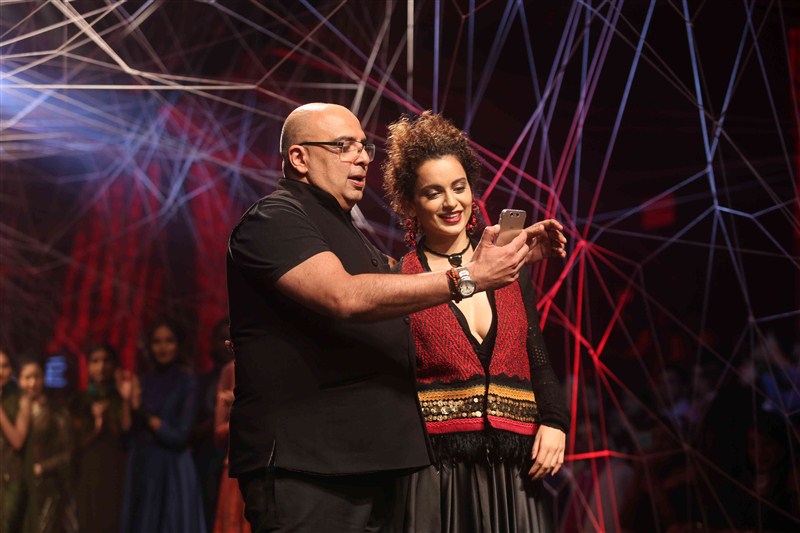 Bollywood actress Kangna Ranaut walks the ramp at Lakme Fashion Week for Tarun Tahiliani. Kangna Ranaut,Kangna Ranaut walks the ramp at Lakme Fashion Week,Lakme Fashion Week,Lakme Fashion Week Winter Festive 2016,Tarun Tahiliani,Hot Kangna Ranaut,Kangna Ranaut pics,Kangna Ranaut images,Kangna Ranaut photos,Kangna Ranaut stills,Kangna Ranaut pi