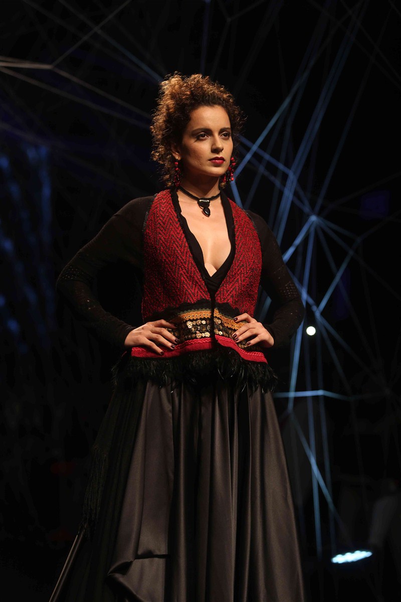 Bollywood actress Kangna Ranaut walks the ramp at Lakme Fashion Week for Tarun Tahiliani. Kangna Ranaut,Kangna Ranaut walks the ramp at Lakme Fashion Week,Lakme Fashion Week,Lakme Fashion Week Winter Festive 2016,Tarun Tahiliani,Hot Kangna Ranaut,Kangna Ranaut pics,Kangna Ranaut images,Kangna Ranaut photos,Kangna Ranaut stills,Kangna Ranaut pi