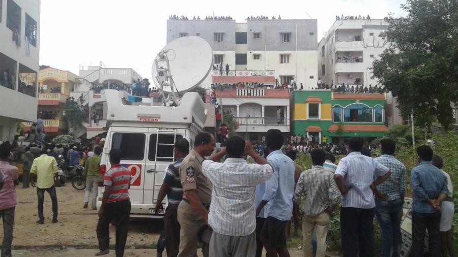 South Indian Actor Pawan Kalyan pays last respect to his fan Vinod's in Tirupathi. Pawan Kalyan,Vinod,Pawan Kalyan fan Vinod,Jr. Ntr,Jr NTr vs Pawan Kalyan,Pawan Kalyan latest pics,Pawan Kalyan latest images,Pawan Kalyan latest photos,Pawan Kalyan latest stills,Pawan Kalyan latest pictures