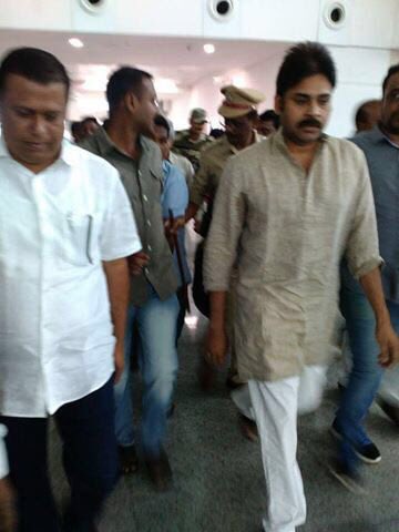 South Indian Actor Pawan Kalyan pays last respect to his fan Vinod's in Tirupathi. Pawan Kalyan,Vinod,Pawan Kalyan fan Vinod,Jr. Ntr,Jr NTr vs Pawan Kalyan,Pawan Kalyan latest pics,Pawan Kalyan latest images,Pawan Kalyan latest photos,Pawan Kalyan latest stills,Pawan Kalyan latest pictures