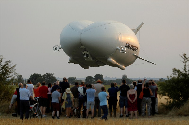 The world's longest aircraft, the Airlander 10 airship, has crash-landed after a test flight in central England. World's longest airship crashes,longest airship crashes,Airlander 10 airship,world's longest aircraft,longest aircraft,test flight,England
