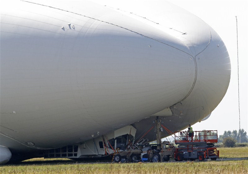 The world's longest aircraft, the Airlander 10 airship, has crash-landed after a test flight in central England. World's longest airship crashes,longest airship crashes,Airlander 10 airship,world's longest aircraft,longest aircraft,test flight,England