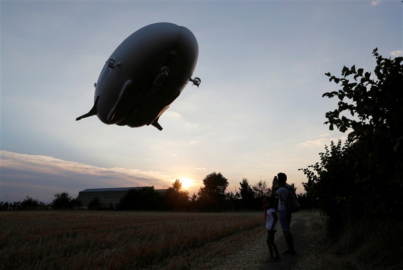 The world's longest aircraft, the Airlander 10 airship, has crash-landed after a test flight in central England. World's longest airship crashes,longest airship crashes,Airlander 10 airship,world's longest aircraft,longest aircraft,test flight,England
