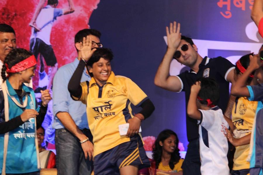 Bollywood Actor Ranbir Kapoor participates Dahi Handi on Janmashtami with Kids, which was organized by Mumbai City FC. Ranbir Kapoor,Ranbir Kapoor participates Dahi Handi,Ranbir Kapoor celebrates Dahi Handi,Ranbir Kapoor celebrates Krishna Janmashtami,Krishna Janmashtami,Ranbir Kapoor latest pics,Ranbir Kapoor latest images,Ranbir Kapoor latest photos,Ranbir Kapoor latest