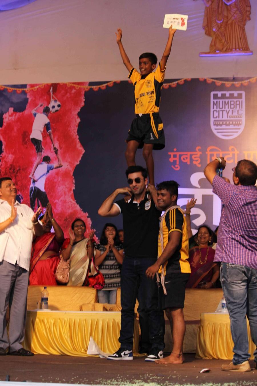 Bollywood Actor Ranbir Kapoor participates Dahi Handi on Janmashtami with Kids, which was organized by Mumbai City FC. Ranbir Kapoor,Ranbir Kapoor participates Dahi Handi,Ranbir Kapoor celebrates Dahi Handi,Ranbir Kapoor celebrates Krishna Janmashtami,Krishna Janmashtami,Ranbir Kapoor latest pics,Ranbir Kapoor latest images,Ranbir Kapoor latest photos,Ranbir Kapoor latest