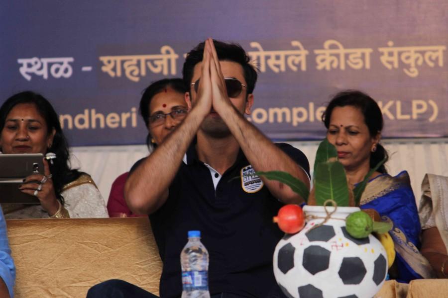 Bollywood Actor Ranbir Kapoor participates Dahi Handi on Janmashtami with Kids, which was organized by Mumbai City FC. Ranbir Kapoor,Ranbir Kapoor participates Dahi Handi,Ranbir Kapoor celebrates Dahi Handi,Ranbir Kapoor celebrates Krishna Janmashtami,Krishna Janmashtami,Ranbir Kapoor latest pics,Ranbir Kapoor latest images,Ranbir Kapoor latest photos,Ranbir Kapoor latest