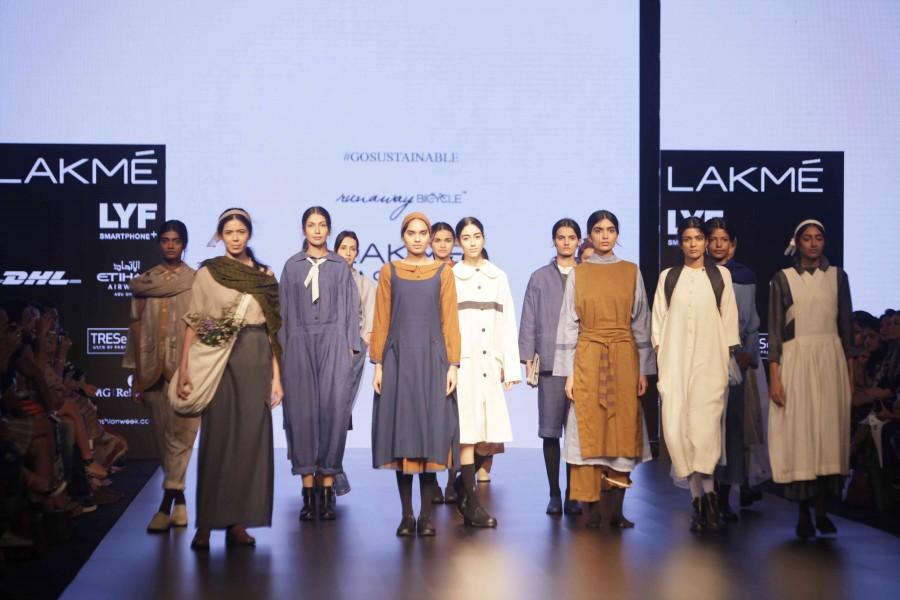 Lakme Fashion Week Day 2: Best looks from the show. Lakme Fashion Week Day 2,Lakme Fashion Week,Lakme Fashion Week 2016,Lakme Fashion Week pics,Lakme Fashion Week images,Lakme Fashion Week photos,Lakme Fashion Week stills,Lakme Fashion Week pictures