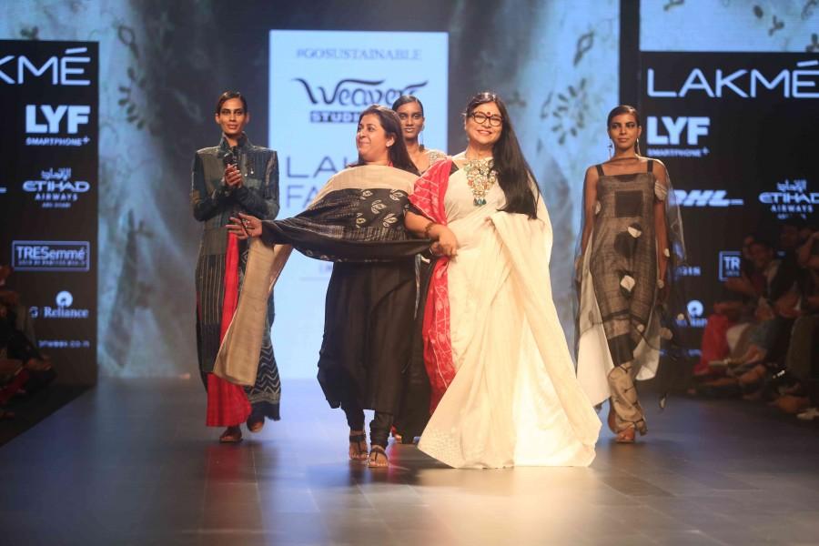 Lakme Fashion Week Day 2: Best looks from the show. Lakme Fashion Week Day 2,Lakme Fashion Week,Lakme Fashion Week 2016,Lakme Fashion Week pics,Lakme Fashion Week images,Lakme Fashion Week photos,Lakme Fashion Week stills,Lakme Fashion Week pictures