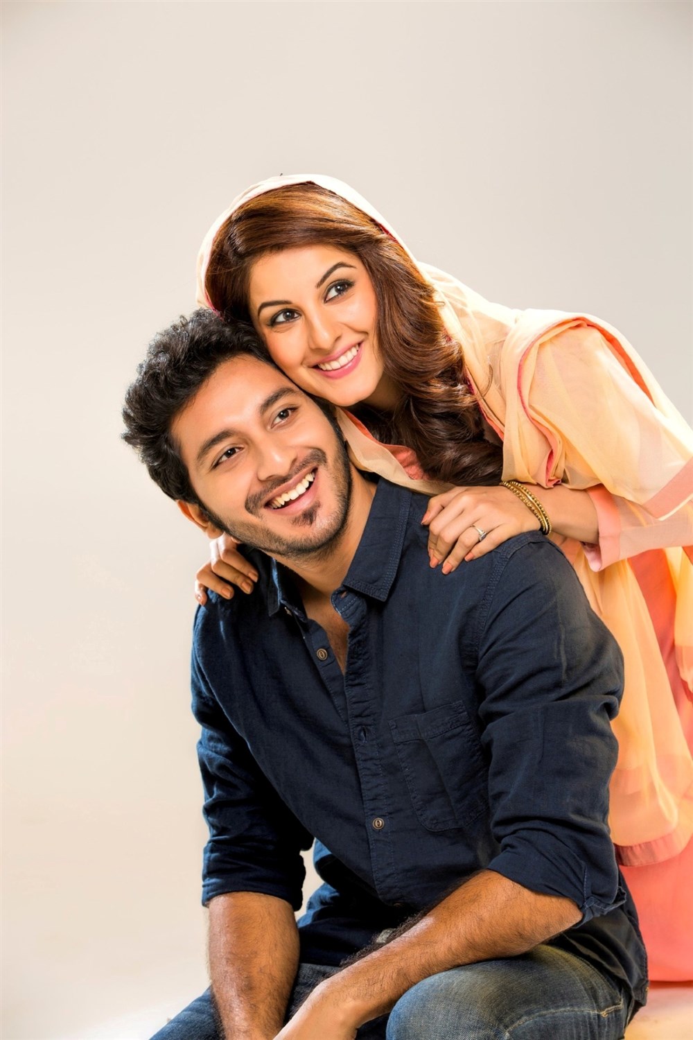 Meendum Oru Kadhal Kadhai is a Tamil movie directed by Mithran Jawahar and produced by Sangili Murugan under the Block Ticket Films banner. The film stars Walter Phillips and Isha Talwar in the lead role, Arjunan, Manoj K. Jayan, Sangili Murugan, Thalaivasal Vijay, Shan, Vanitha Krishnachandran, Vidyullekha Raman, Arunth Sriganthan, Venkatesh Harinathan, Singamuthu, Som Shekar, Harish Ram and Dhivya appear in the supporting role. The songs and background score for the film are composed by G. V. Prakash Kumar. Walter Phillips,Isha Talwar,Meendum Oru Kadhal Kadhai,Tamil movie Meendum Oru Kadhal Kadhai,Meendum Oru Kadhal Kadhai stills,Meendum Oru Kadhal Kadhai pics,Meendum Oru Kadhal Kadhai images,Meendum Oru Kadhal Kadhai photos,Meendum Oru Kadhal Kadhai picture