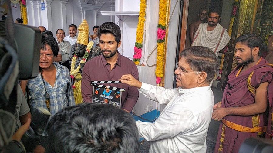 Stylish Star Allu Arjun's DJ akka Duvvada Jagannadham Movie launched at Film Nagar Temple, Hyderabad. Celebs like Allu Arjun, Allu Aravind, Harish Shankar, Dil Raju, Ram, VV Vinayak, Shyam Prasad Reddy, Lakshman, Gowtham Raju, Sireesh, Vamsi Paidipally and others graced the event. Allu Arjun,Allu Arjun new movie,Duvvada Jagannadham,Duvvada Jagannadham movie launch,Duvvada Jagannadham pooja,Allu Aravind,Harish Shankar,Dil Raju,Ram,VV Vinayak,Shyam Prasad Reddy