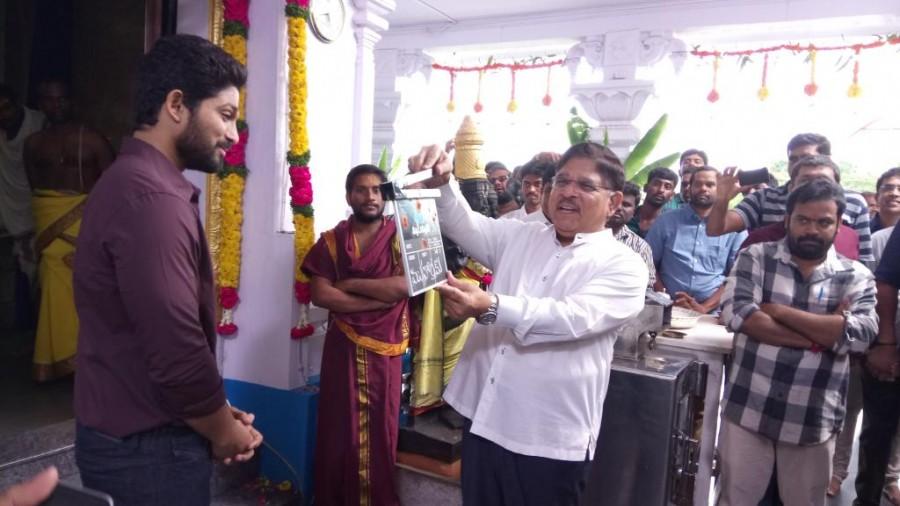 Stylish Star Allu Arjun's DJ akka Duvvada Jagannadham Movie launched at Film Nagar Temple, Hyderabad. Celebs like Allu Arjun, Allu Aravind, Harish Shankar, Dil Raju, Ram, VV Vinayak, Shyam Prasad Reddy, Lakshman, Gowtham Raju, Sireesh, Vamsi Paidipally and others graced the event. Allu Arjun,Allu Arjun new movie,Duvvada Jagannadham,Duvvada Jagannadham movie launch,Duvvada Jagannadham pooja,Allu Aravind,Harish Shankar,Dil Raju,Ram,VV Vinayak,Shyam Prasad Reddy