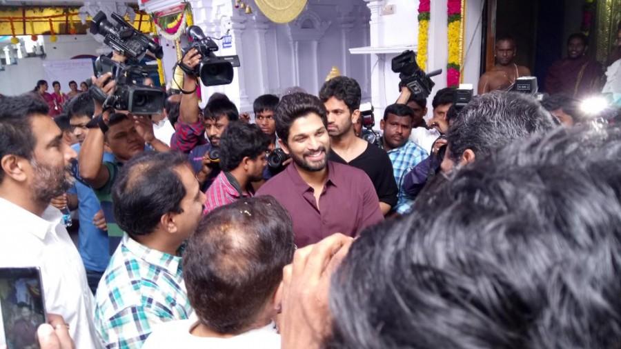 Stylish Star Allu Arjun's DJ akka Duvvada Jagannadham Movie launched at Film Nagar Temple, Hyderabad. Celebs like Allu Arjun, Allu Aravind, Harish Shankar, Dil Raju, Ram, VV Vinayak, Shyam Prasad Reddy, Lakshman, Gowtham Raju, Sireesh, Vamsi Paidipally and others graced the event. Allu Arjun,Allu Arjun new movie,Duvvada Jagannadham,Duvvada Jagannadham movie launch,Duvvada Jagannadham pooja,Allu Aravind,Harish Shankar,Dil Raju,Ram,VV Vinayak,Shyam Prasad Reddy