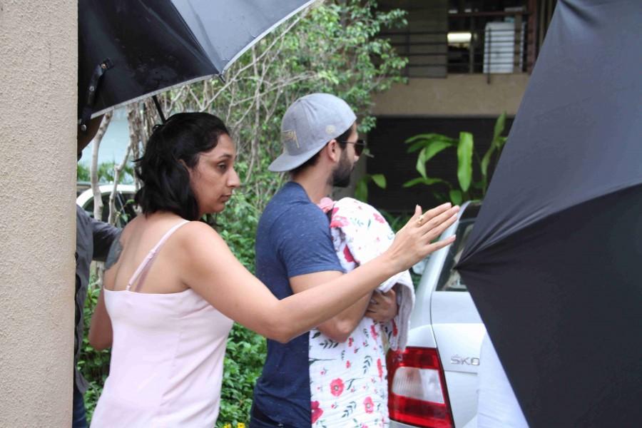 Bollywood actor Shahid Kapoor spotted with his new born baby. Shahid Kapoor,Shahid Kapoor with his new born baby,shahid kapoor mira rajput,Shahid Kapoor with his daughter,Shahid Kapoor daughter,Mira Rajput daughter