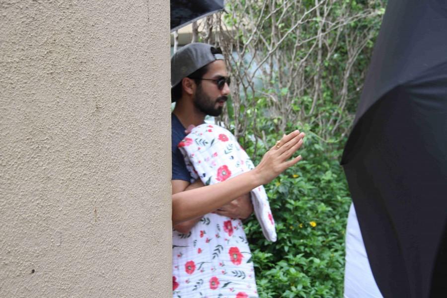 Bollywood actor Shahid Kapoor spotted with his new born baby. Shahid Kapoor,Shahid Kapoor with his new born baby,shahid kapoor mira rajput,Shahid Kapoor with his daughter,Shahid Kapoor daughter,Mira Rajput daughter