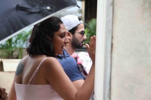 Shahid Kapoor,Shahid Kapoor with his new born baby,shahid kapoor mira rajput,Shahid Kapoor with his daughter,Shahid Kapoor daughter,Mira Rajput daughter