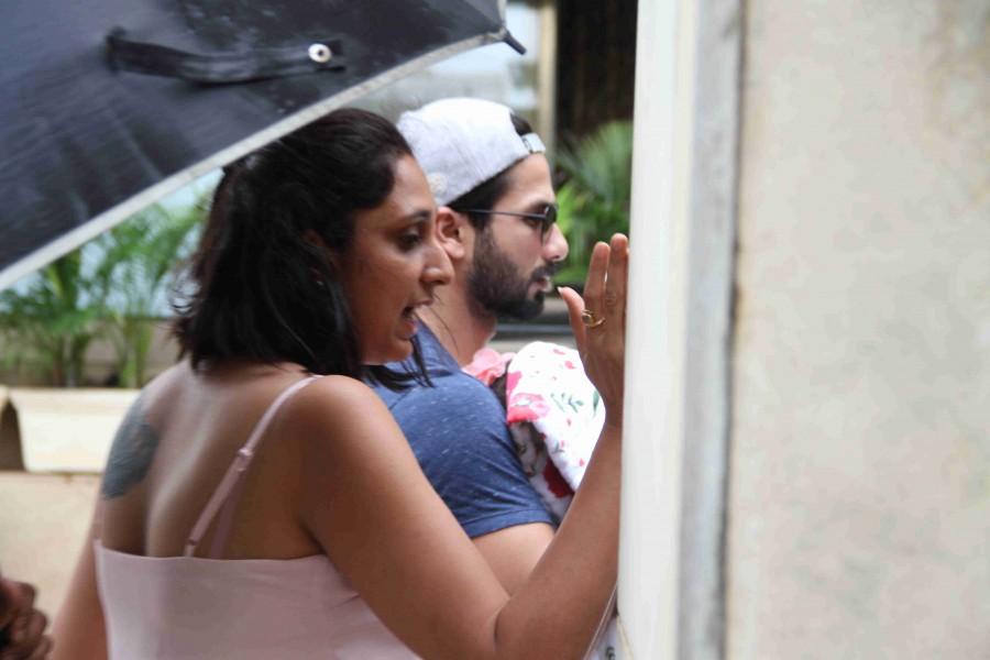 Bollywood actor Shahid Kapoor spotted with his new born baby. Shahid Kapoor,Shahid Kapoor with his new born baby,shahid kapoor mira rajput,Shahid Kapoor with his daughter,Shahid Kapoor daughter,Mira Rajput daughter