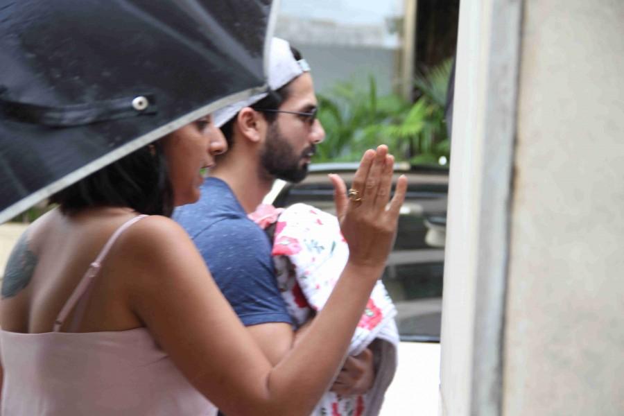 Bollywood actor Shahid Kapoor spotted with his new born baby. Shahid Kapoor,Shahid Kapoor with his new born baby,shahid kapoor mira rajput,Shahid Kapoor with his daughter,Shahid Kapoor daughter,Mira Rajput daughter