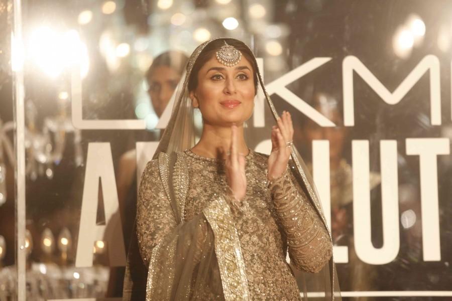 Kareena Kapoor walks the Ramp with her Baby Bump at the finale of Lakme