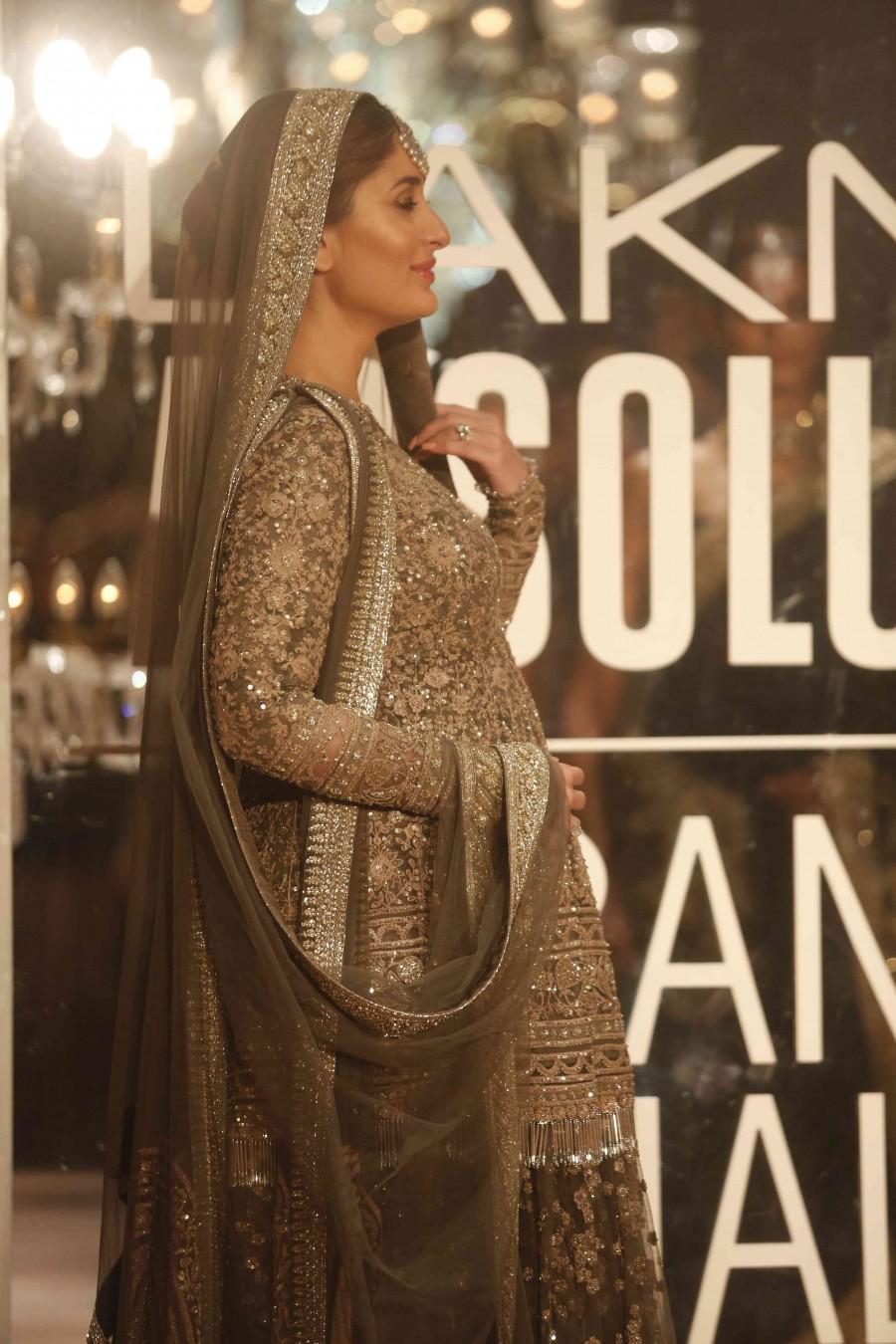 Kareena Kapoor,Kareena Kapoor baby bump,Kareena Kapoor walks the Ramp with her Baby Bump,Kareena Kapoor at the finale of Lakme Fashion Week 2016,Kareena Kapoor at Lakme Fashion Week 2016,Kareena Kapoor at Lakme Fashion Week,Kareena Kapoor Khan,Kareena Kap