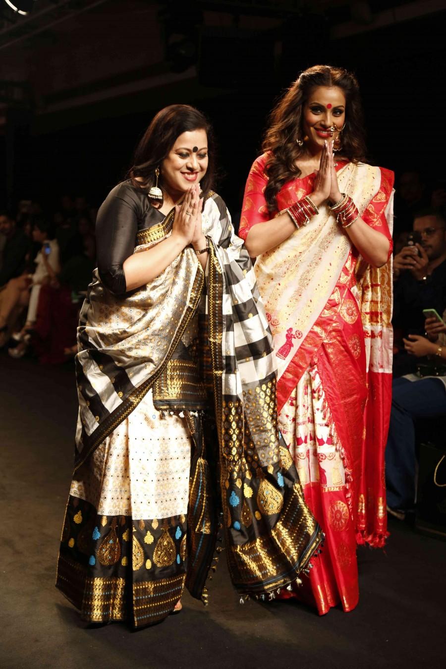 Bollywood actress Bipasha Basu walks for Sanjukta Dutt at Lakme Fashion Week 2016. Bipasha Basu at Lakme Fashion Week,Bipasha Basu at Lakme Fashion Week 2016,Bipasha Basu ramp walk,Bipasha Basu pics,Bipasha Basu images,Bipasha Basu photos,Bipasha Basu stills,Bipasha Basu pictures,Lakme Fashion Week 2016,Lakme Fashion Week
