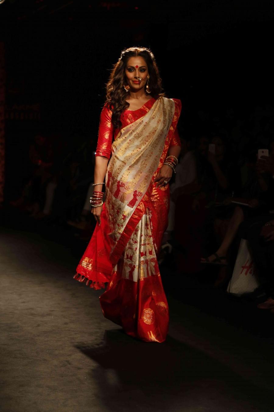 Bollywood actress Bipasha Basu walks for Sanjukta Dutt at Lakme Fashion Week 2016. Bipasha Basu at Lakme Fashion Week,Bipasha Basu at Lakme Fashion Week 2016,Bipasha Basu ramp walk,Bipasha Basu pics,Bipasha Basu images,Bipasha Basu photos,Bipasha Basu stills,Bipasha Basu pictures,Lakme Fashion Week 2016,Lakme Fashion Week