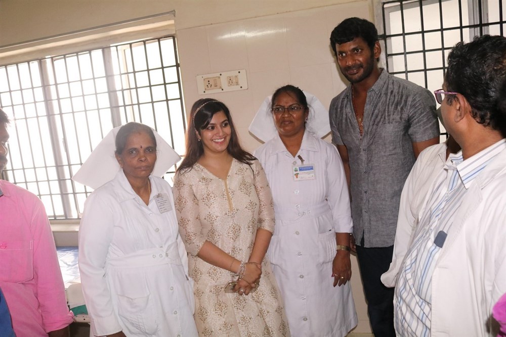 South Indian Actor Vishal celebrates his 39th Birthday with Varalaxmi Sarathkumar, Suraj, Ajay Ratnam, Soundararaja and others. Vishal,Vishal birthday celebrations,Vishal birthday,Vishal celebrates his birthday with Varalaxmi Sarathkumar,Varalaxmi Sarathkumar,Vishal celebrate his birthday with Varalakshmi Sarathkumar,Vishal and Varalaxmi Sarathkumar,Vishal and Varalaxmi,Vishal wit