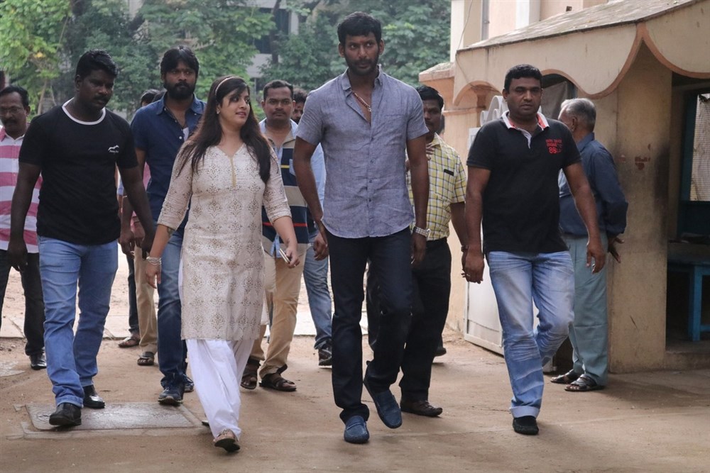 South Indian Actor Vishal celebrates his 39th Birthday with Varalaxmi Sarathkumar, Suraj, Ajay Ratnam, Soundararaja and others. Vishal,Vishal birthday celebrations,Vishal birthday,Vishal celebrates his birthday with Varalaxmi Sarathkumar,Varalaxmi Sarathkumar,Vishal celebrate his birthday with Varalakshmi Sarathkumar,Vishal and Varalaxmi Sarathkumar,Vishal and Varalaxmi,Vishal wit
