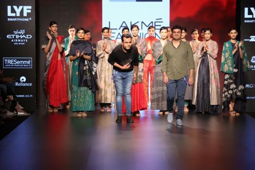 The eternal saga of the celestial intervention of goddess Lakshmi, as she descends on Earth, narrates the core inspiration for this festive fusion collection for fall 2016 by the designer duo VINEETRAHUL.