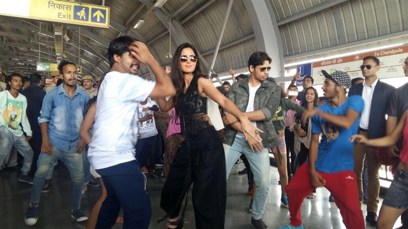 Katrina Kaif and Sidharth Malhotra have been giving us moments to die for on social media. They have been indulging in some kickass promotions too!. Katrina Kaif and Sidharth Malhotra,Katrina Kaif,Sidharth Malhotra,Kala Chashma,Baar Baar Dekho,bollywood movie Baar Baar Dekho,Baar Baar Dekho promotion,Baar Baar Dekho stills,Baar Baar Dekho pics,Baar Baar Dekho images,Baar Baar Dekho photos,Baar Baar De