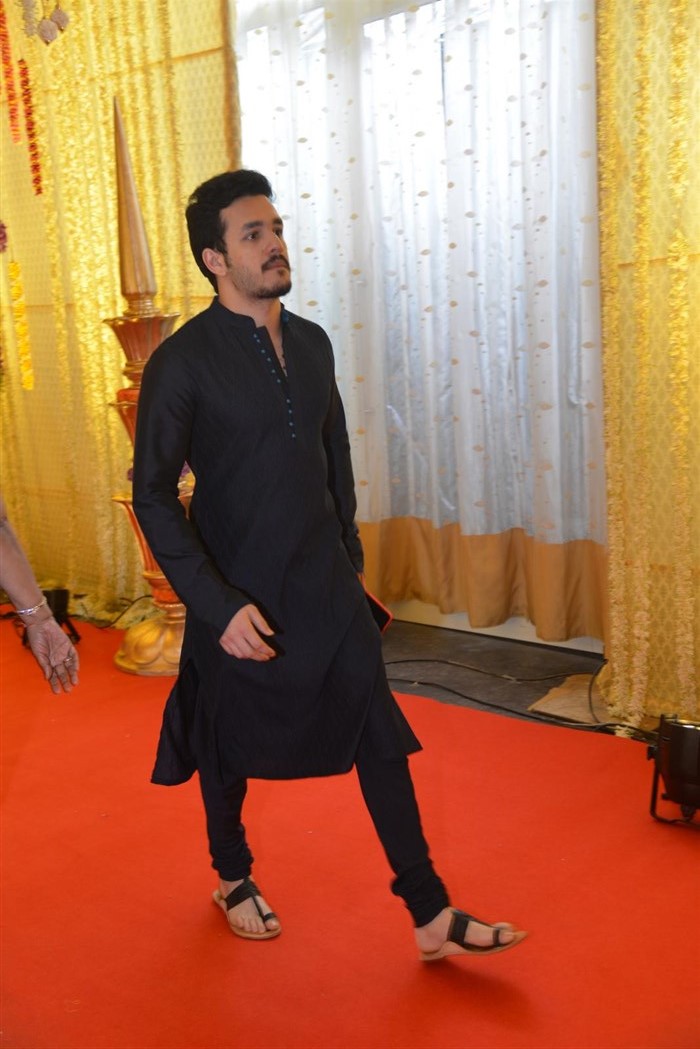 Pranav (Grandson of Smt. Sulochana and Late Sri. G.Srinivasulu Reddy) weds Swathi (Daughter of Smt. Sridevi and Sri Prasad Nimmagadda) held at N Convention Centre, Hyderabad. Celebs like Nagarjuna, Naga Chaitanya, Samantha, Sachin Tendulkar, Anjali, Amala, Akhil Akkineni, Allu Nirmala, Rama, SS Rajamouli, Allu Aravind, Jhansi Sureddi, Mohan Babu, Venkaiah Naidu, Prasad V Potluri, Paruchuri Gopala Krishna, Pinky Reddy, K Atchi Reddy, SV Krishna Reddy, Tammareddy Bharadwaja, Shilpa Reddy, Dasari Narayana Rao, Manchu Lakshmi Prasanna, K Kavitha, Murali Mohan, T Subbarami Reddy, Sushanth, KTR, Sumanth, Chiranjeevi Daughter Srija and others wished the couples. Nagarjuna,Akhil,Rajamouli,Sachin Tendulkar,Nimmagadda Prasad Daughter Wedding,Nimmagadda Prasad Daughter marriage,Naga Chaitanya,Samantha