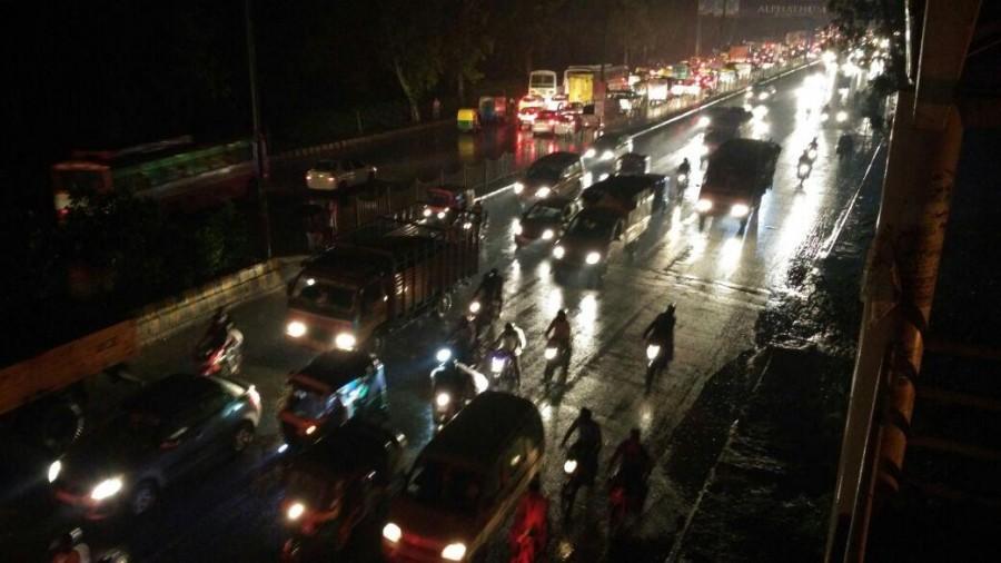 Heavy rains on Wednesday morning caused waterlogging in many areas and massive traffic jams here, leading to people stuck on the roads. Heavy rain in Delhi,Delhi Heavy rain,Heavy rains cause waterlogging,traffic jam in Delhi,waterlogging,Heavy rains cause traffic in Delhi
