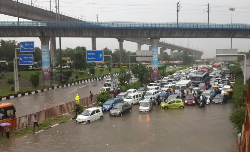 Heavy rains on Wednesday morning caused waterlogging in many areas and massive traffic jams here, leading to people stuck on the roads. Heavy rain in Delhi,Delhi Heavy rain,Heavy rains cause waterlogging,traffic jam in Delhi,waterlogging,Heavy rains cause traffic in Delhi