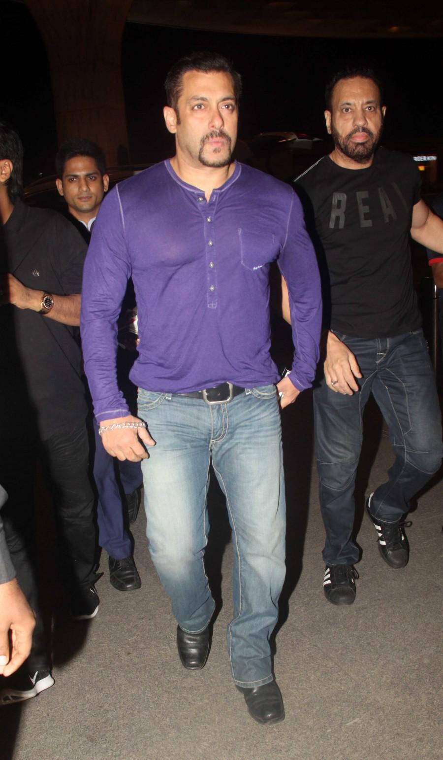 Celebs like Salman Khan, Sonakshi Sinha, Parineeti Chopra, Tiger Shroff, Malaika Arora Khan and others snapped at Mumbai International Airport. Salman Khan,Sonakshi Sinha,Parineeti Chopra,Tiger Shroff,Malaika Arora Khan,Salman Khan snapped at Airport,Sonakshi Sinha snapped at Airport,Parineeti Chopra snapped at Airport