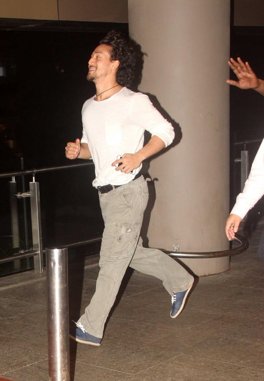 Celebs like Salman Khan, Sonakshi Sinha, Parineeti Chopra, Tiger Shroff, Malaika Arora Khan and others snapped at Mumbai International Airport. Salman Khan,Sonakshi Sinha,Parineeti Chopra,Tiger Shroff,Malaika Arora Khan,Salman Khan snapped at Airport,Sonakshi Sinha snapped at Airport,Parineeti Chopra snapped at Airport