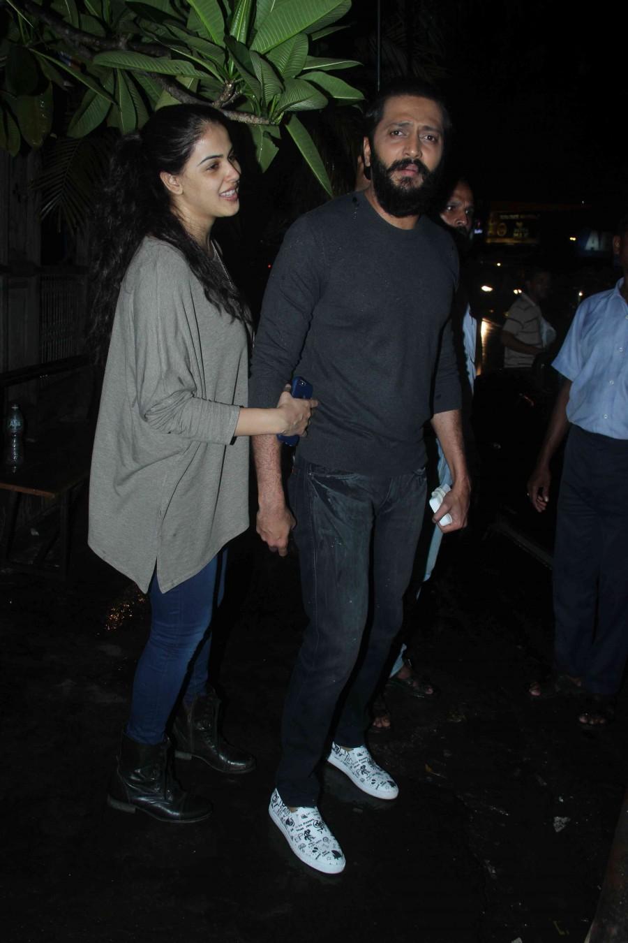 Riteish Deshmukh with wife Genelia D'Souza and Saif Ali Khan with wife Kareena Kapoor spotted at Bandra. Riteish Deshmukh,Genelia D'Souza,Saif Ali Khan,Kareena Kapoor,Riteish Deshmukh with wife Genelia D'Souza,Saif Ali Khan with wife Kareena Kapoor